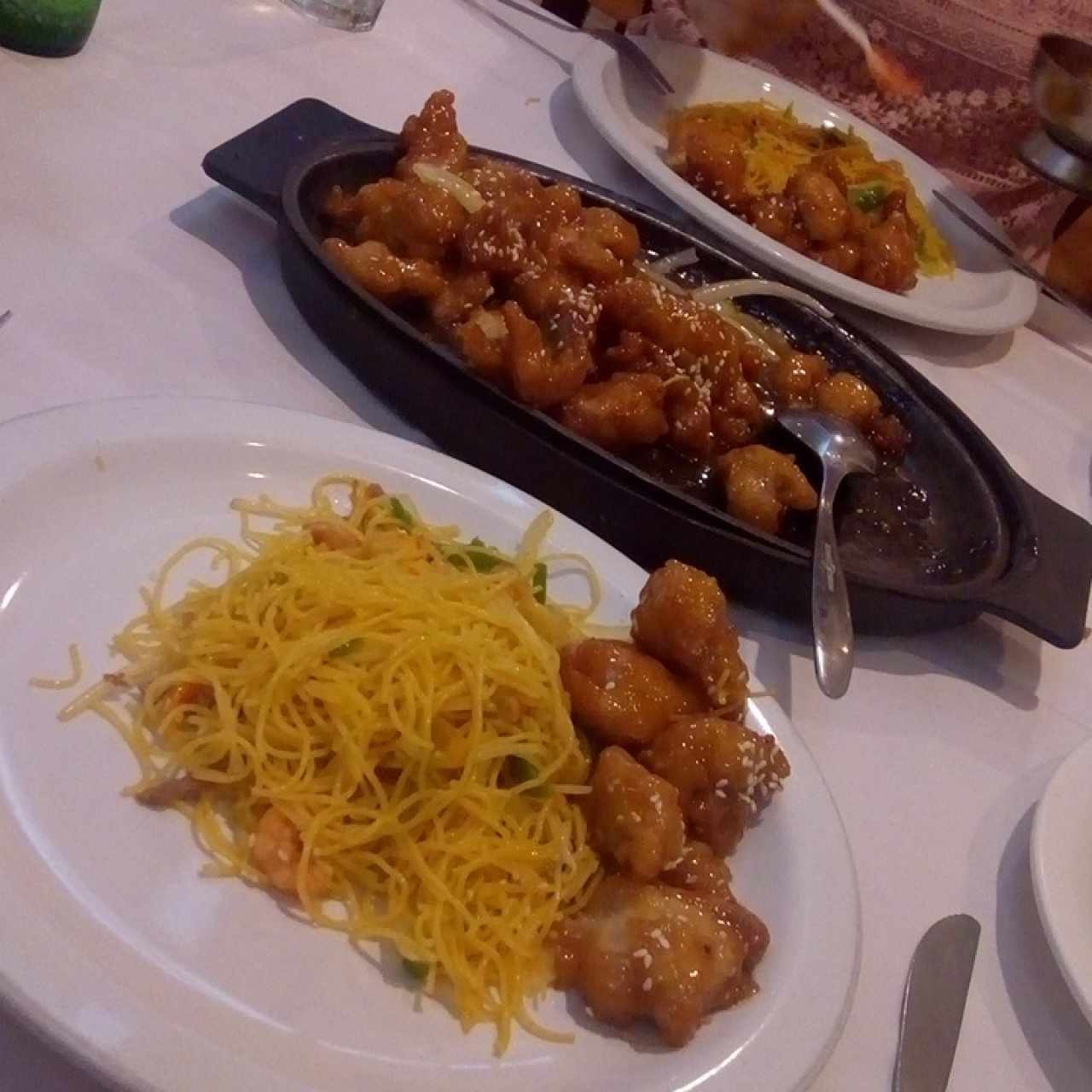 fideos singapur y pollo con miel y ajonjolí en plancha caliente