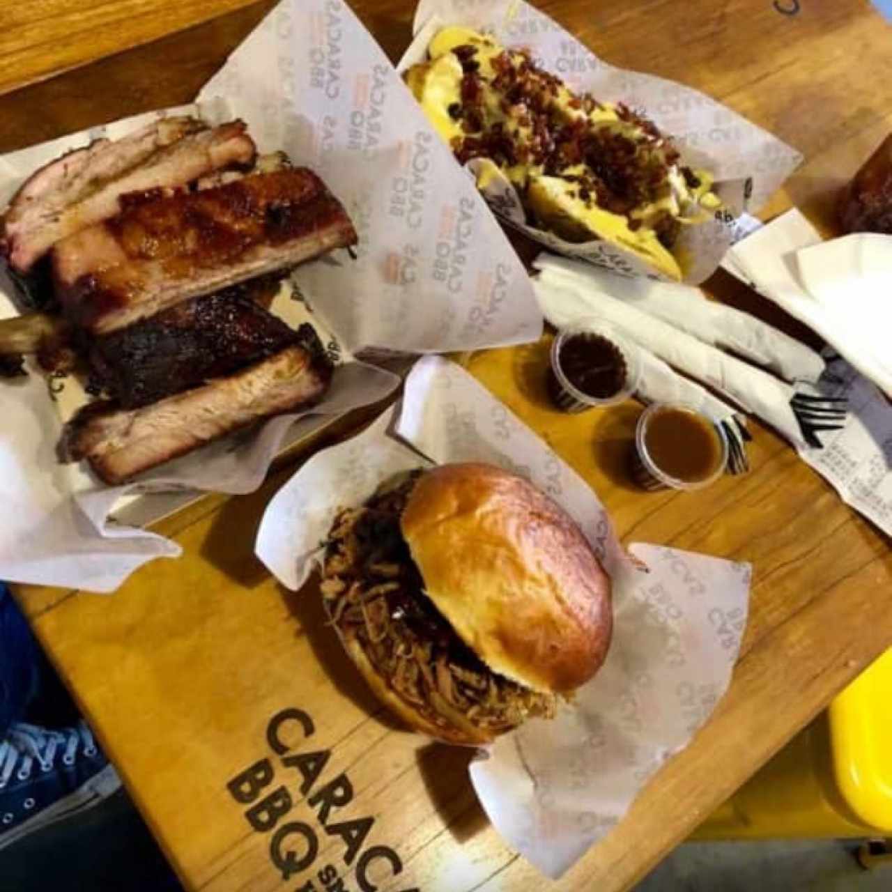 SÁNDWICHES - HOUSE BURGER y Costillas, todo excelente..!