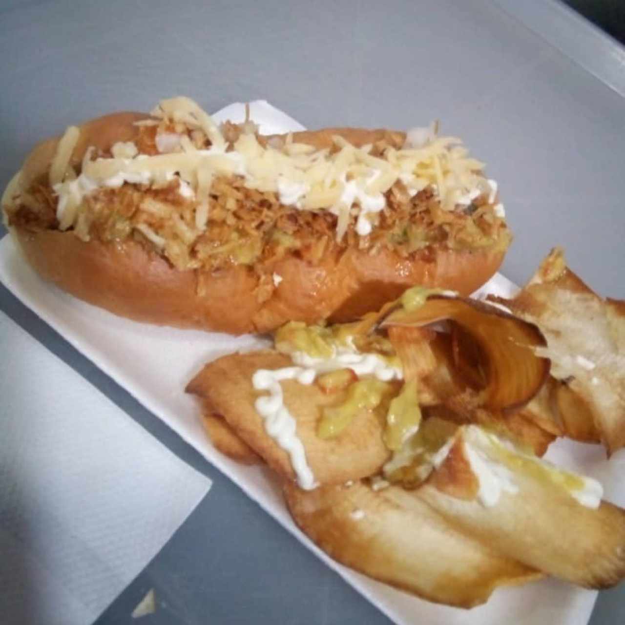 Perro caliente Mexico Lindo, de la linea premium (crema agria, guacamole, salchicha polaca y sustituyeron la carne con papitas fritas)