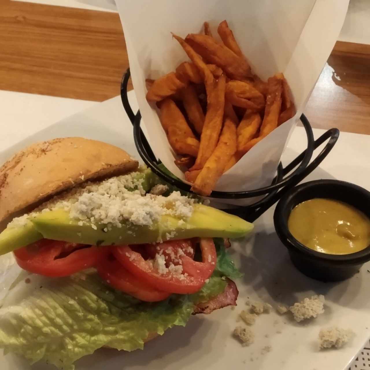 Hamburguesa Costa Azul con batatas fritas y mayonesa de curry