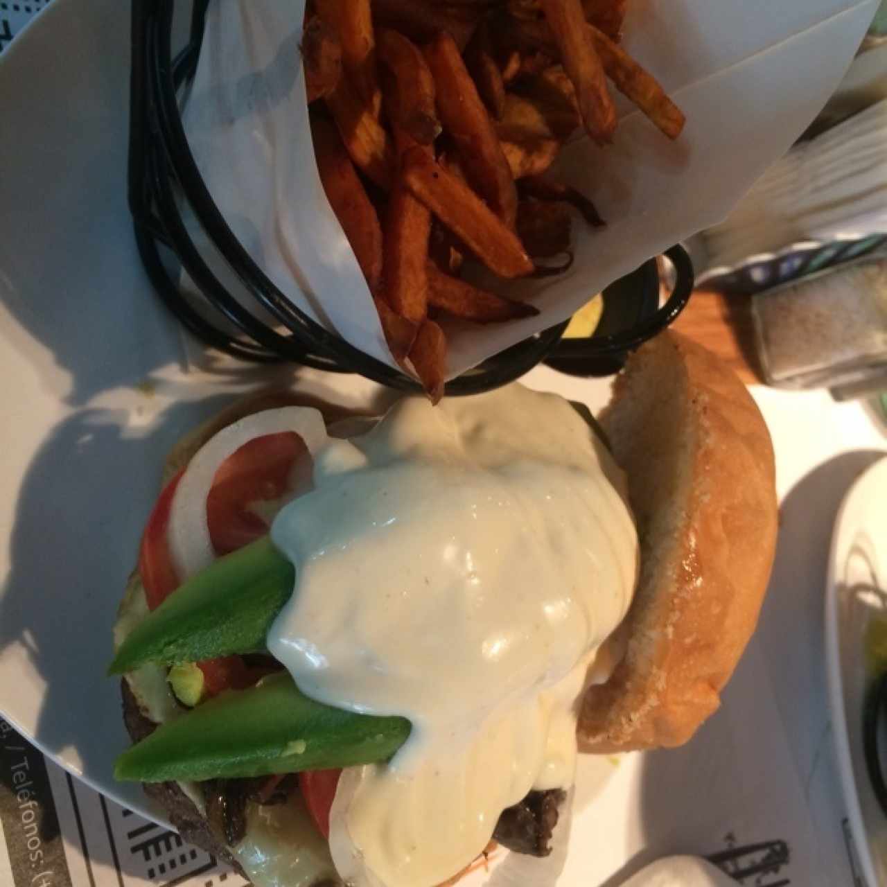 Chipotle Burger con batas fritas y mayonesa de curry
