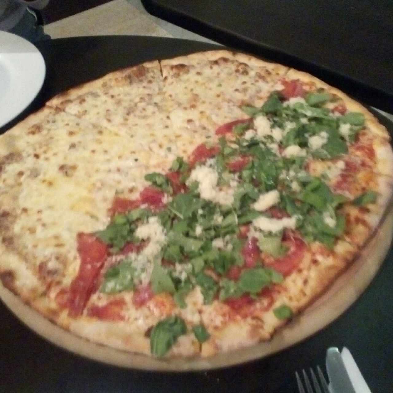 Pizza blanca y pizza proscuitto tamaño familiar 