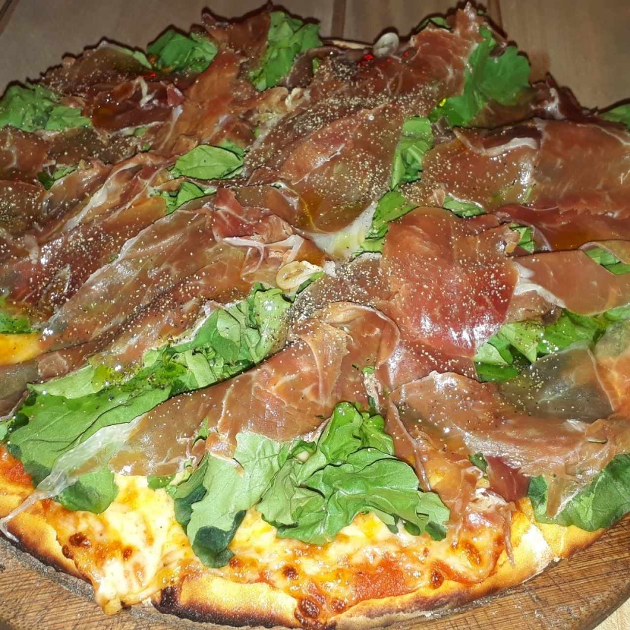 Pizza de Jamón Serrano y Rúcula 