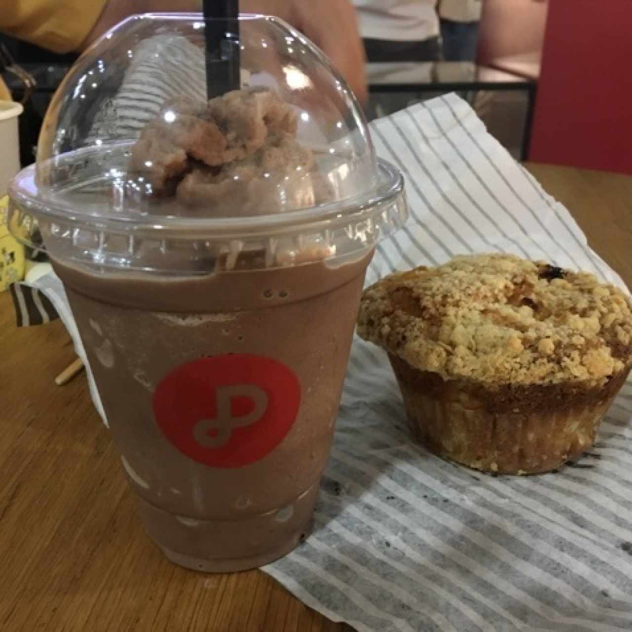 Chocolate frio y Muffin de Piña Colada