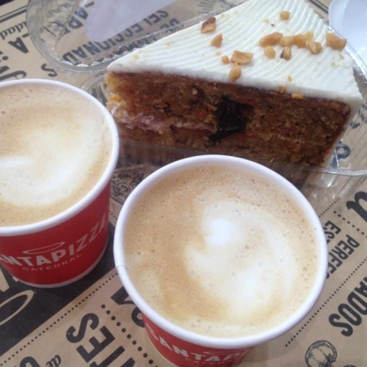 excelente promo, con la compra de una torta de zanahoria te regalan dos cafe con leche pequeños