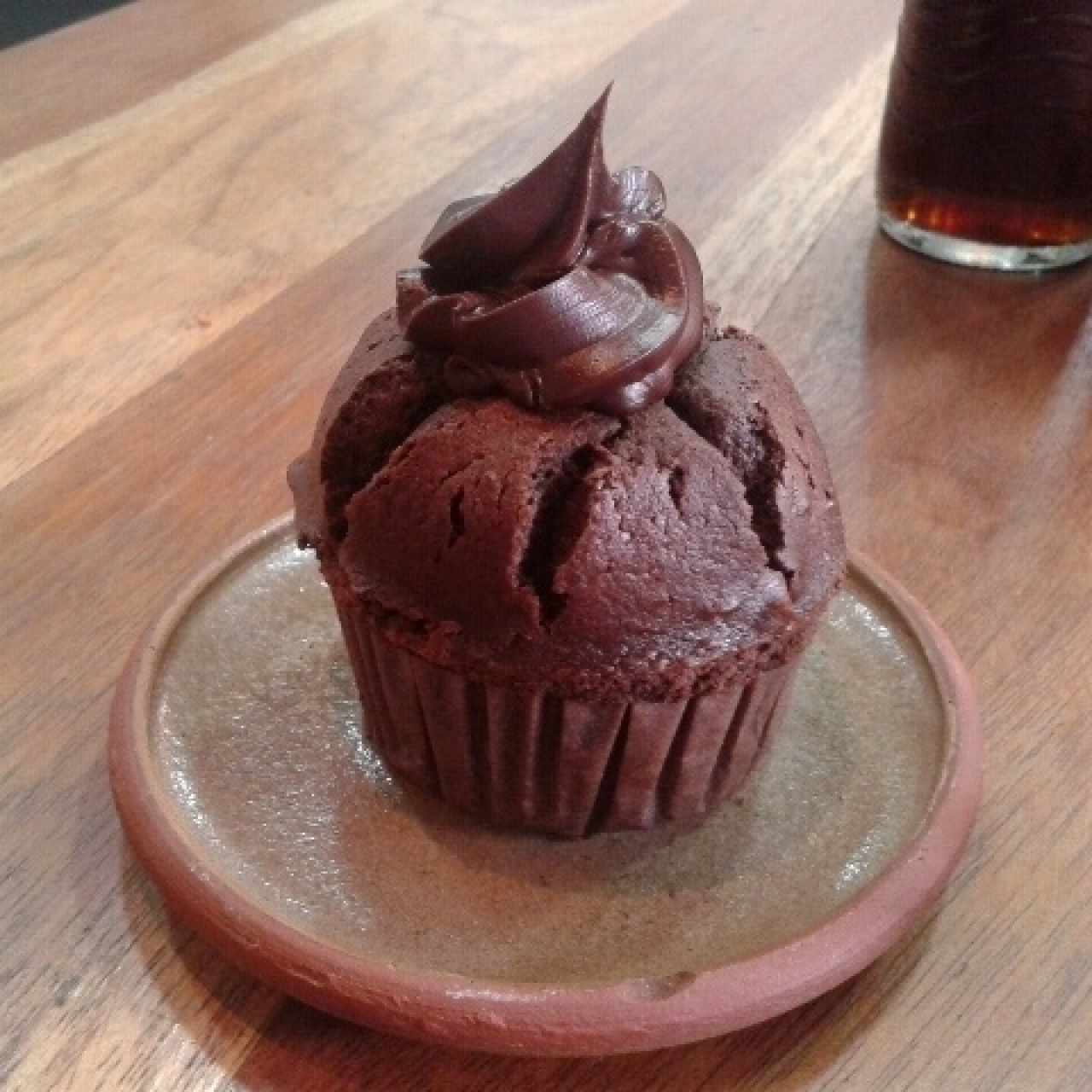 Cupcake de chocolate, poca azúcar y crema tiene algo de MANÍ