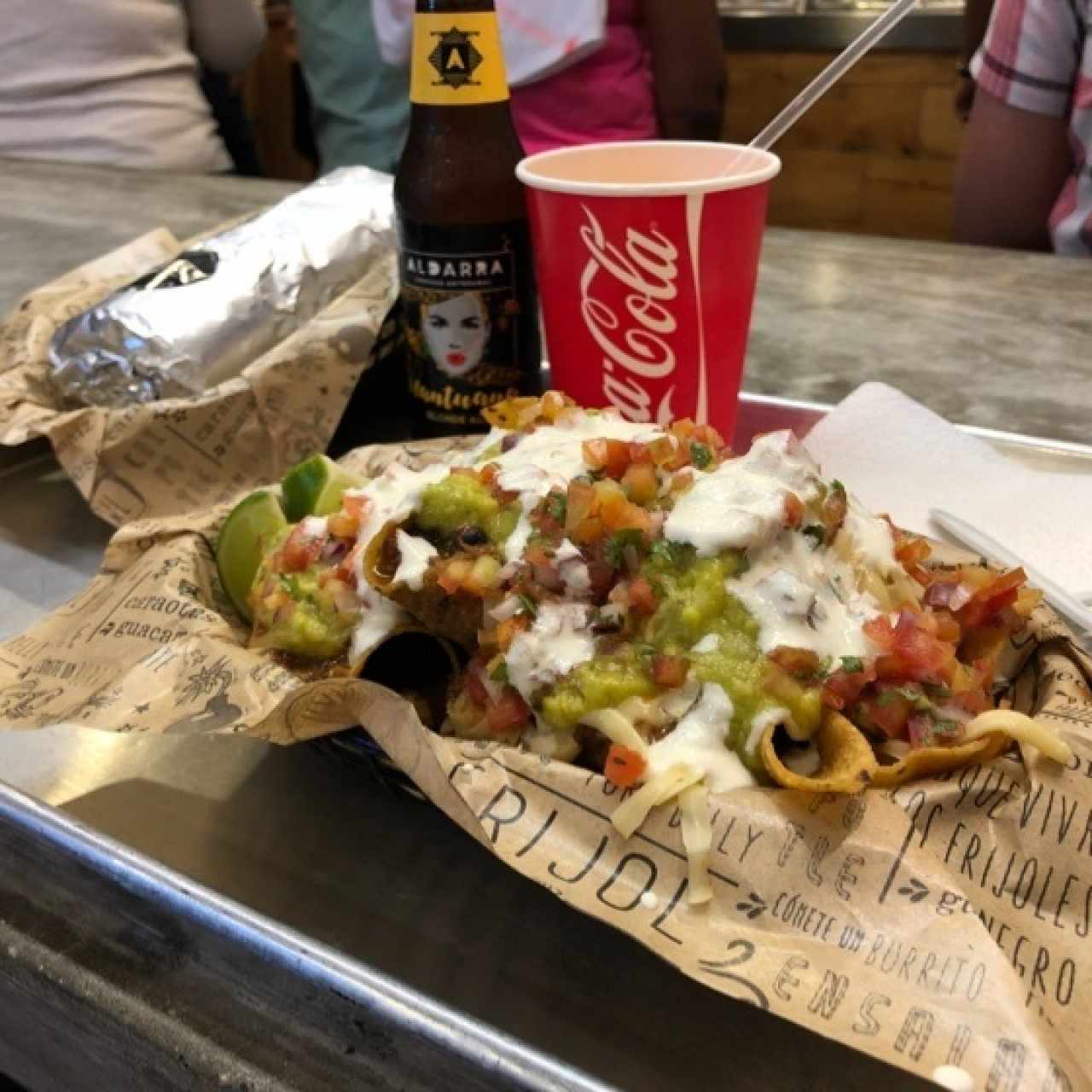 burrito y nachos