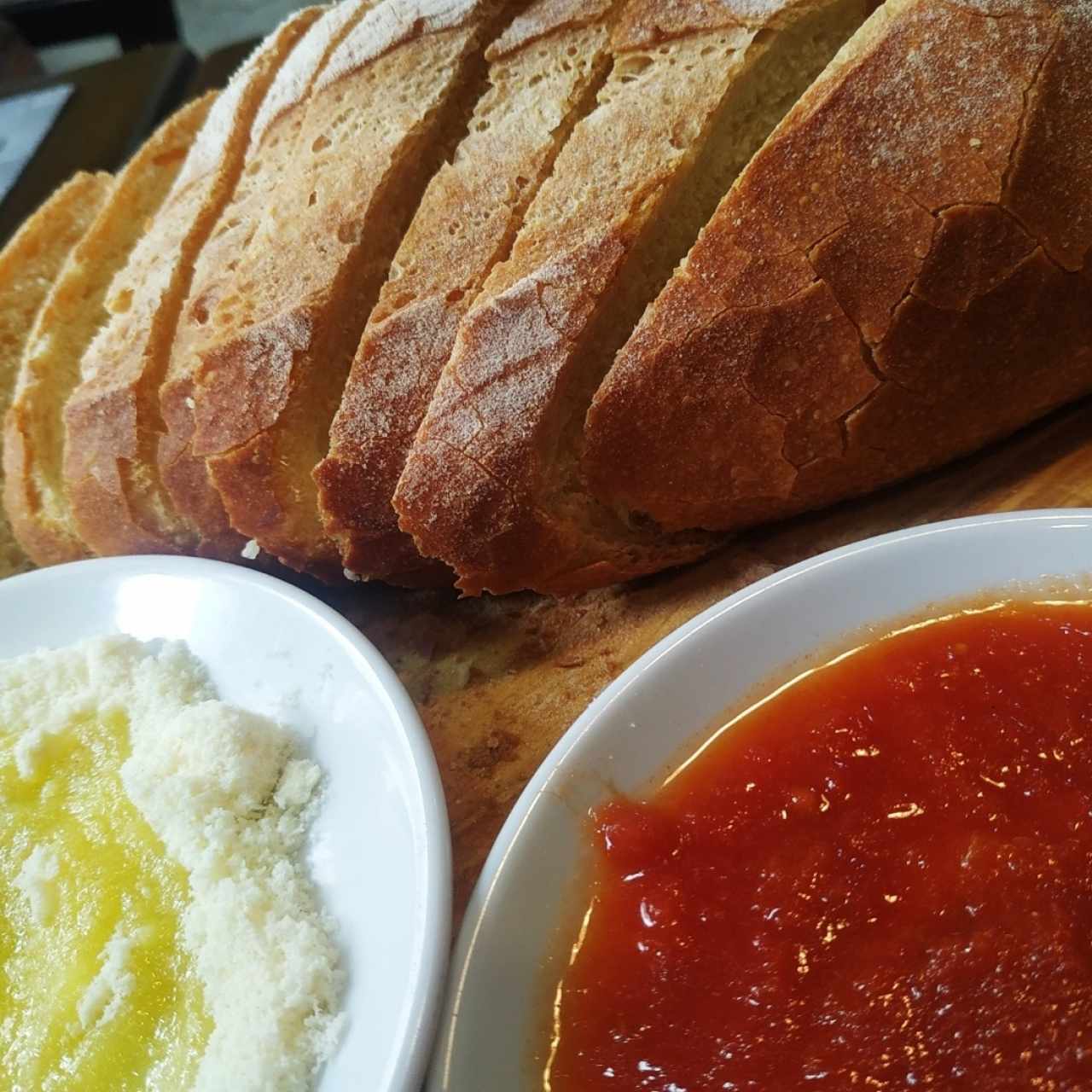 pan de masa madre, queso parmiggiano con aceite de oliva y pomodoro