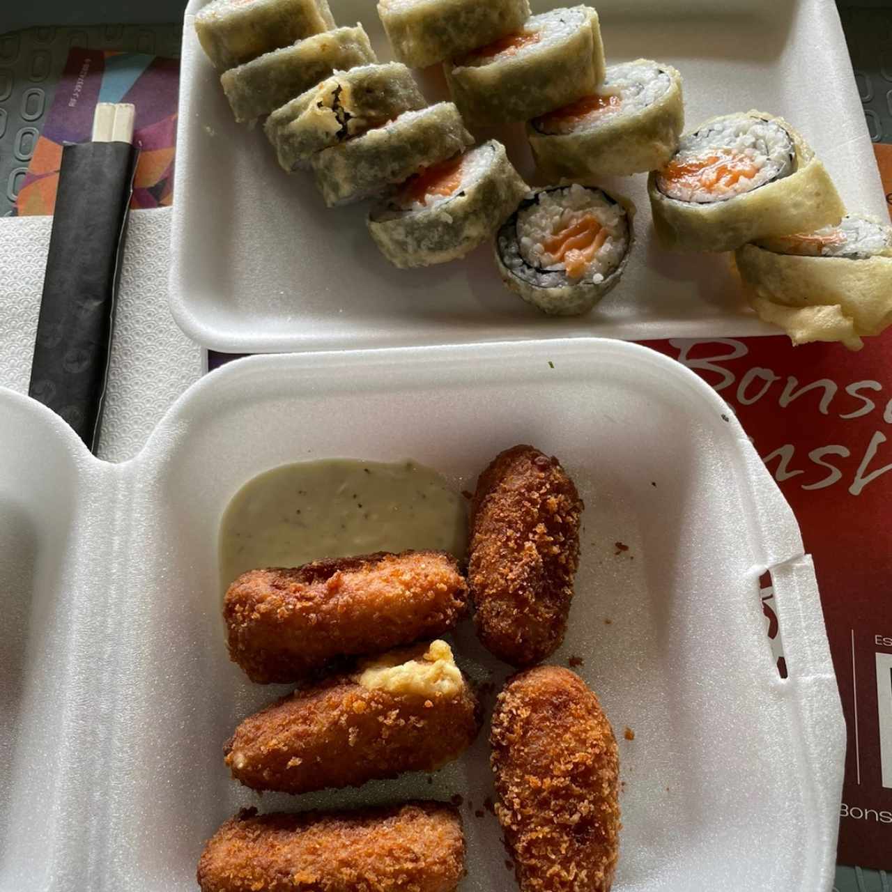 Croquetas de cangrejo y sushi de salmón con queso crema