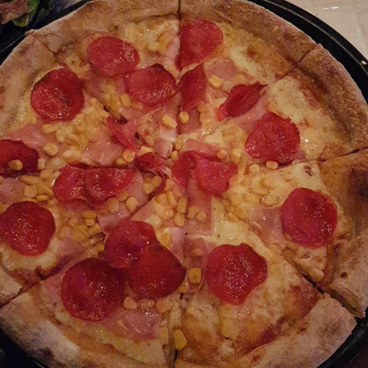 pizza de jamón, maíz y pepperoni