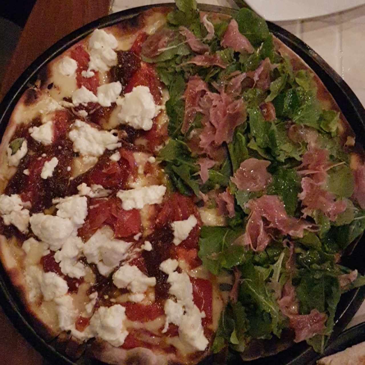 Pizza vegetariana y prosciutto