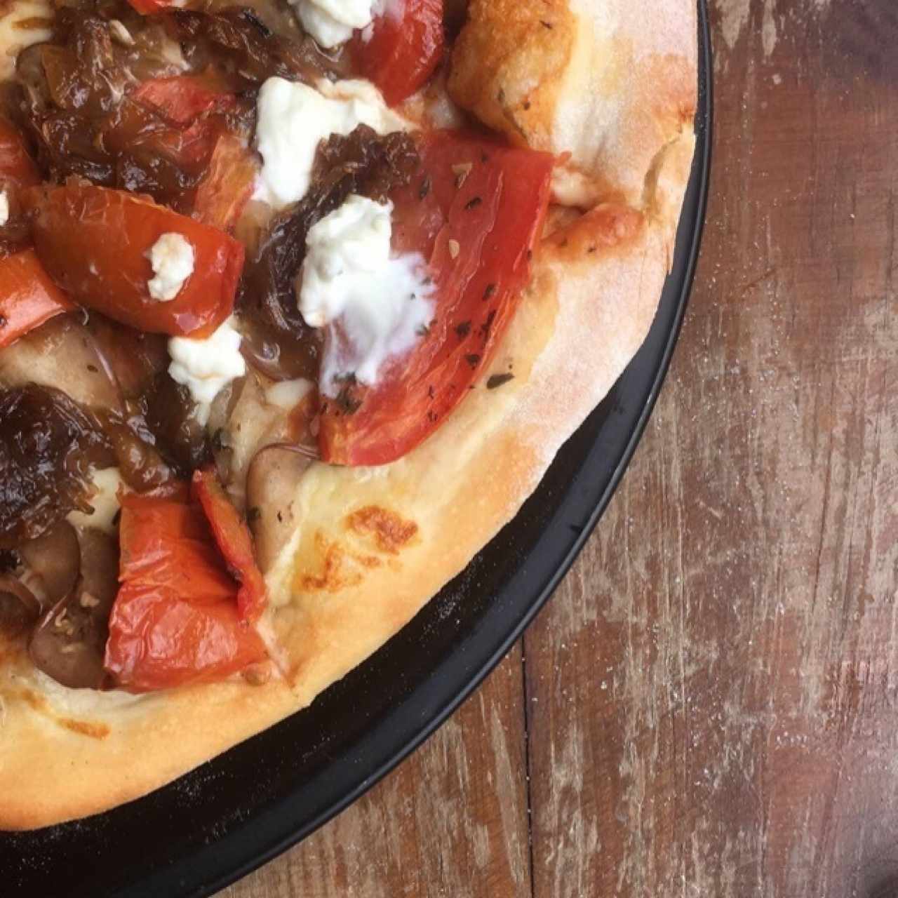 pizza mediterránea, es de tomates confitados, berengena grillada, cebollas caramelizadas y queso de cabra !