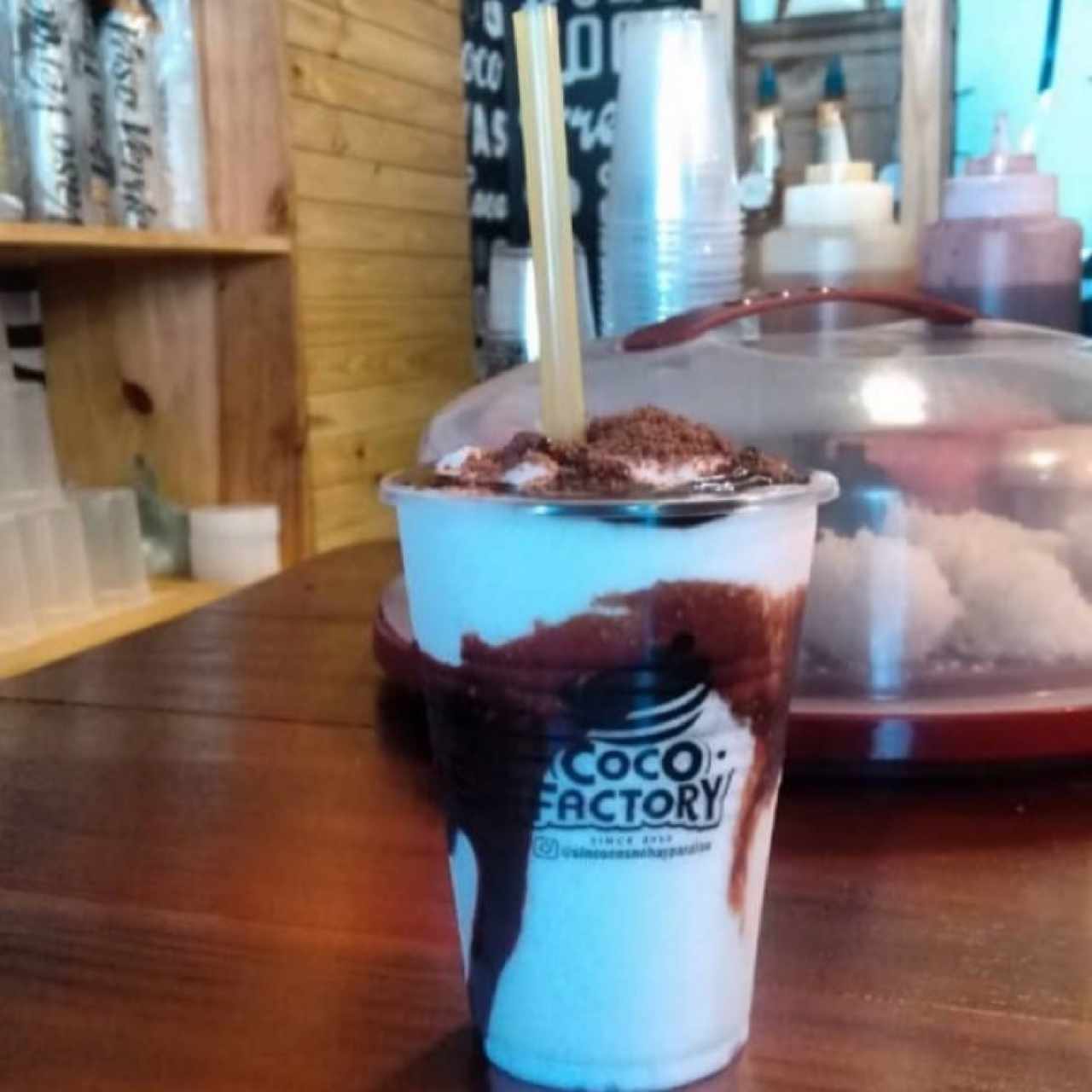 cocada con sirope de chocolate y topping de brownie