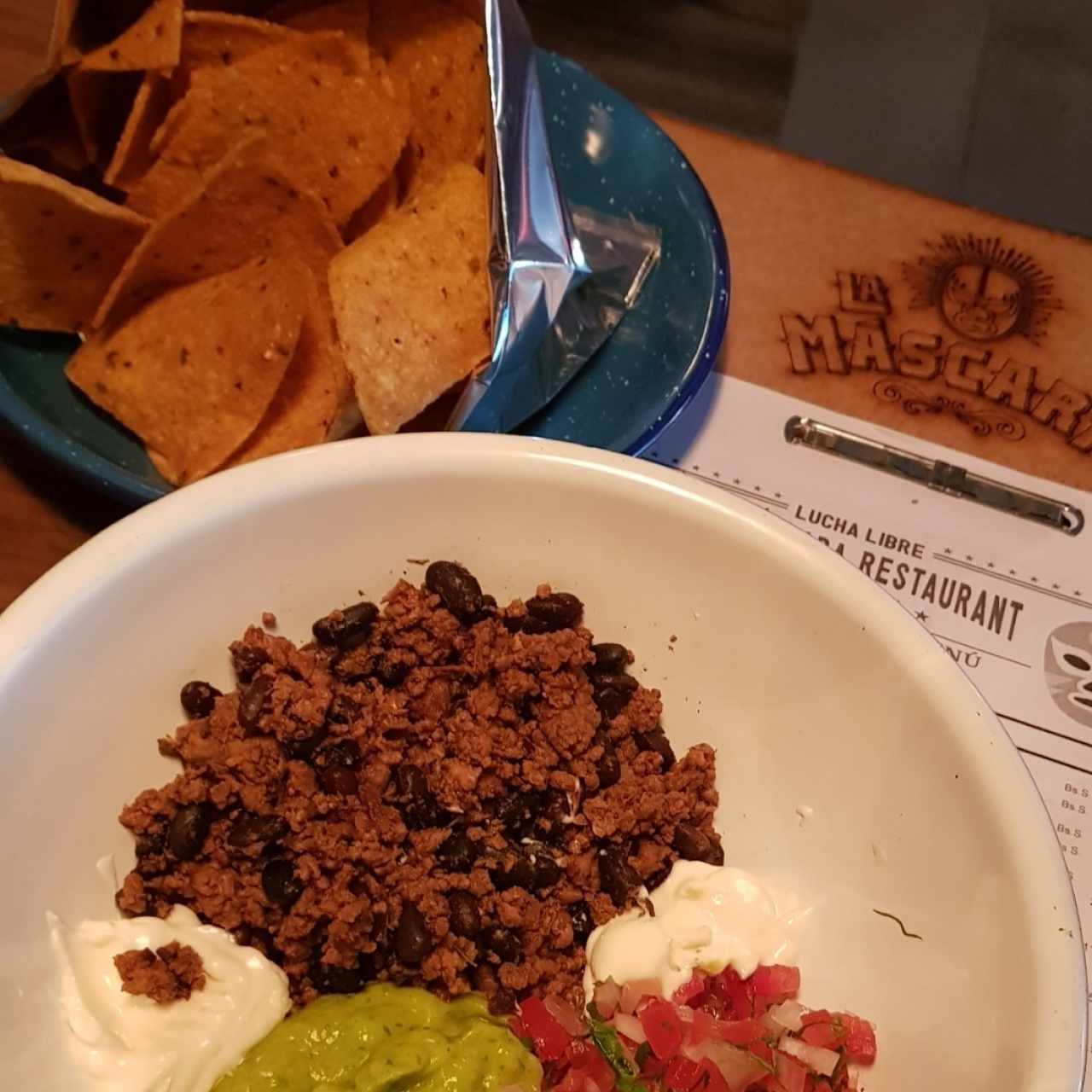 Nachis con carnes, guacamole, crema agraria y demas
