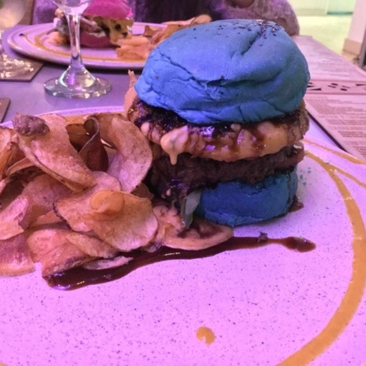 hamburguesa de carne(marinada no se con q pero sabia a gloria) shack de queso fundido y tocineta, con salsa de la casa preparada a base de ron.