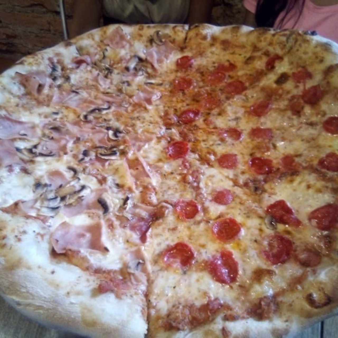Pizza Jamon Champiñon y Peperoni