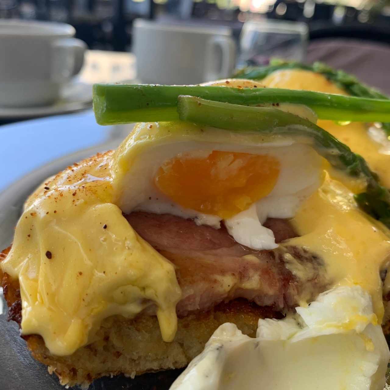 Huevos benedictinos. Los huevos escalfados estaban pasados de cocción, pero aun así deliciosos.