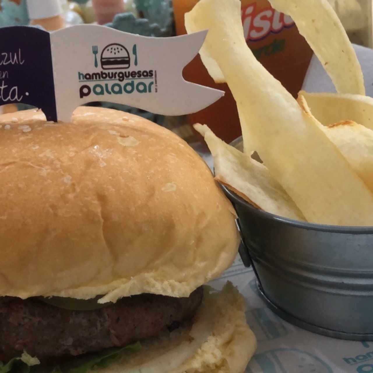 Hamburguesa de queso azul y tocineta con chips de yuca