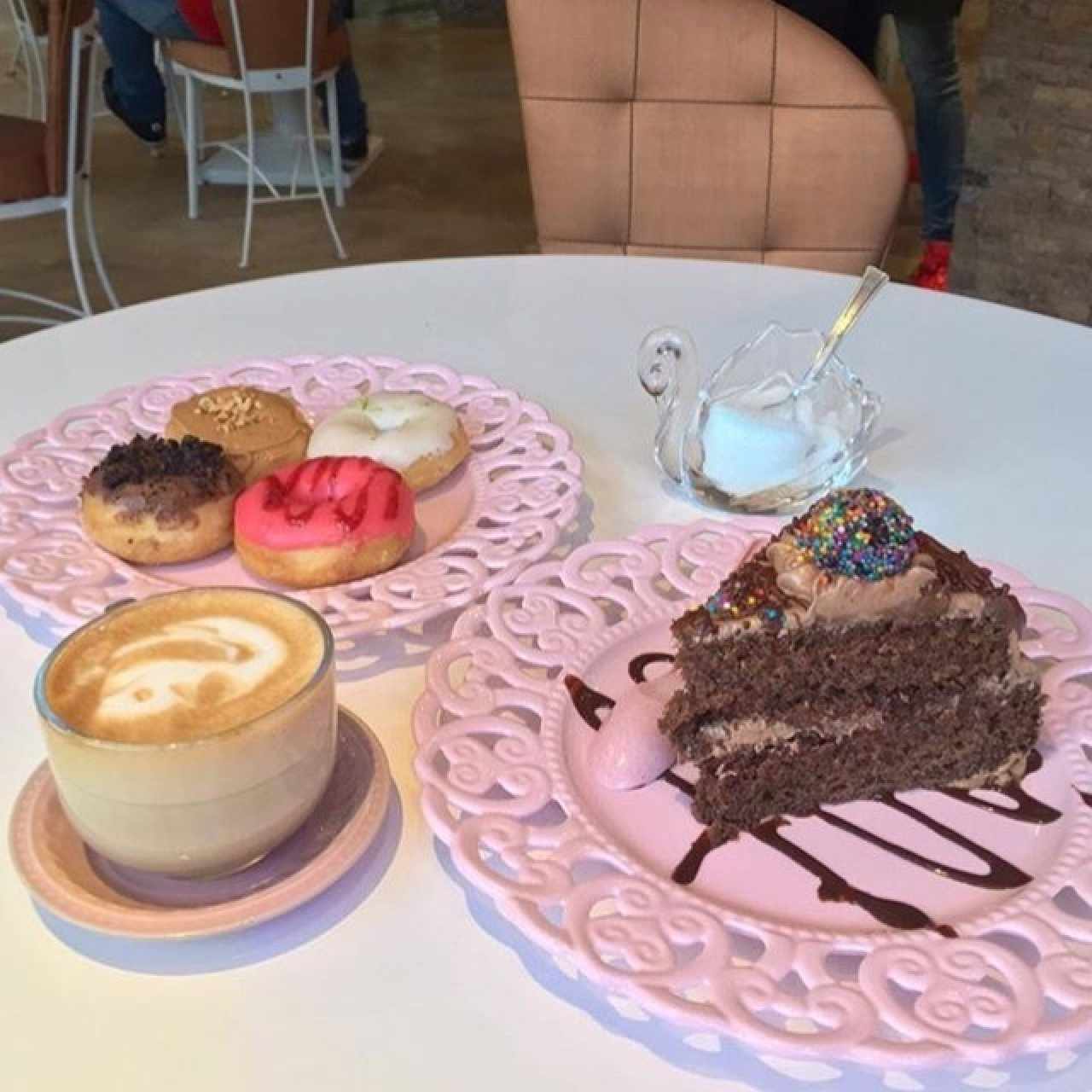 Promo de mini donas, Cafe con leche y Torta de chocolate.