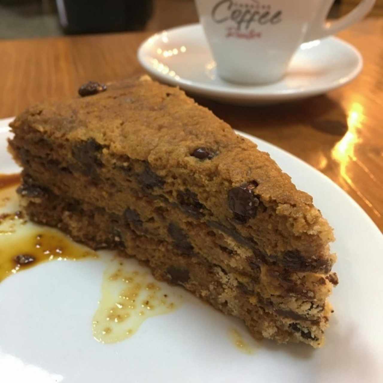 Torta de galleta con chocolate bañada en cafe