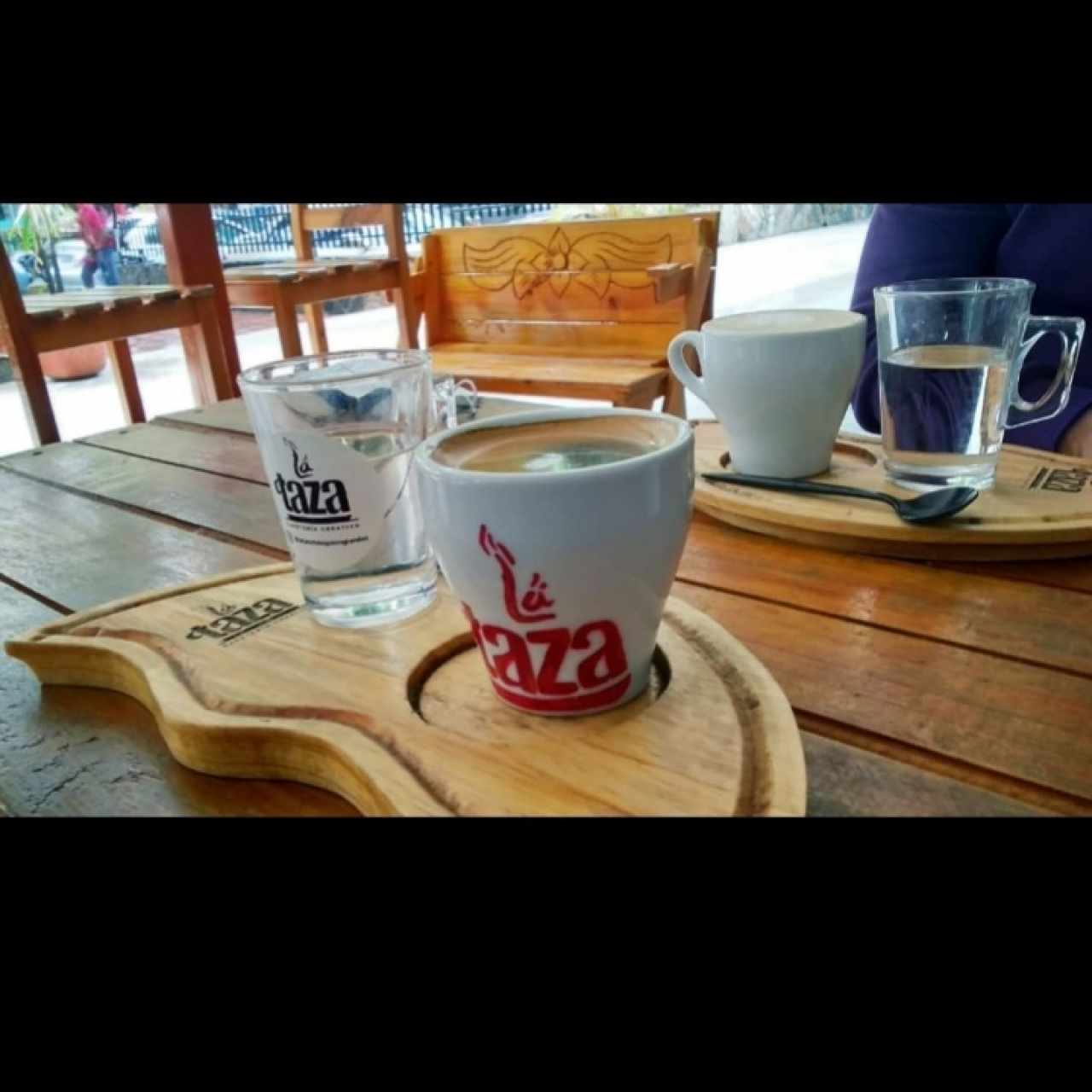 Café guayoyo bien caliente y café capuchino 