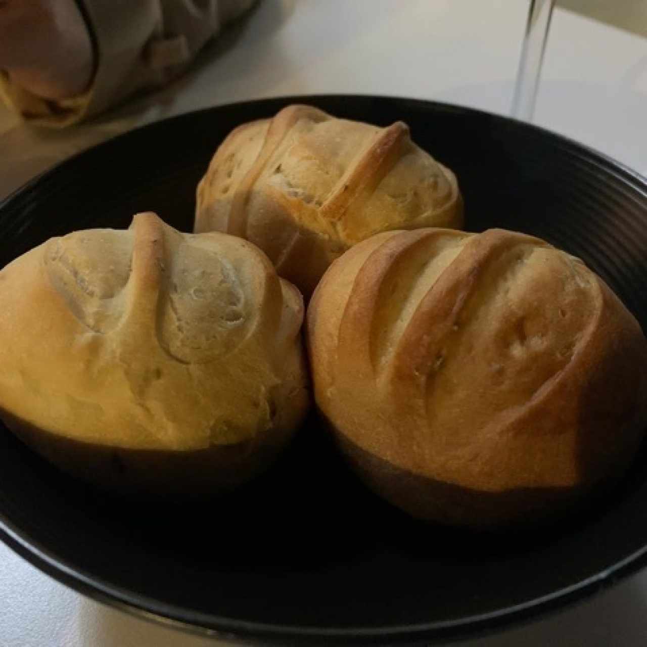 pan recién horneado, de la casa. acompañado por mantequilla de perejil 