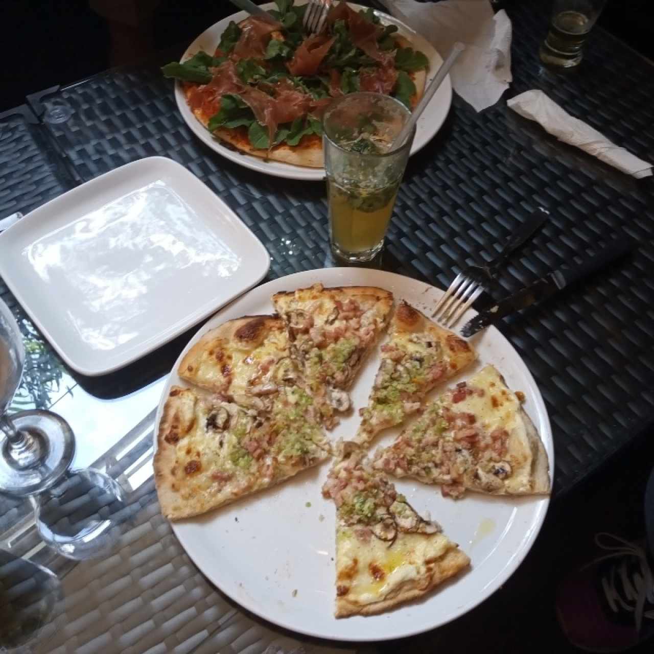 pizza blanca con cebollín y tocineta