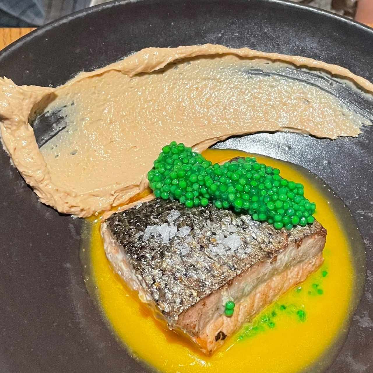 Salmon Grilled con Caviar de Limón…
