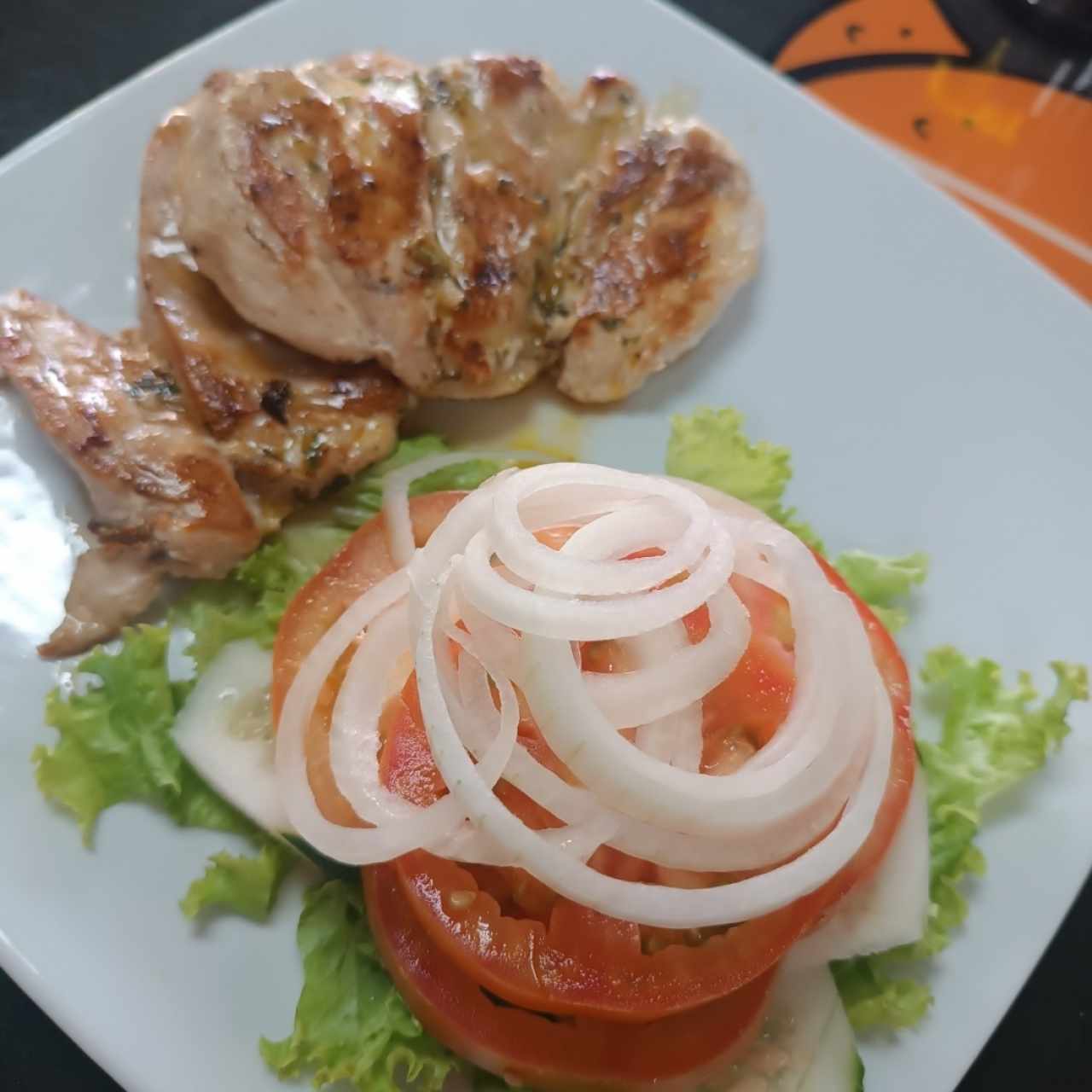 Milanesa de pollo con ensalada 