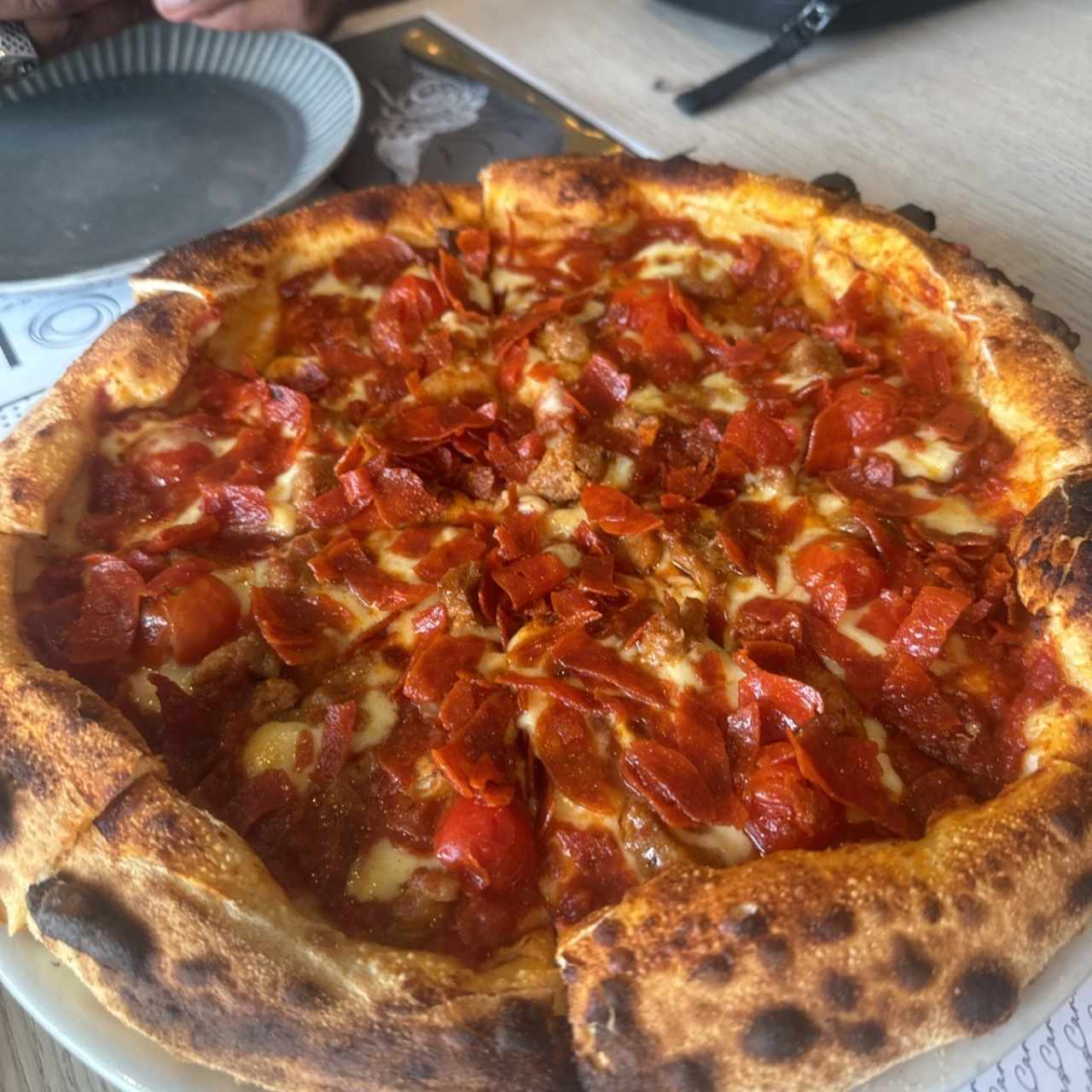 Pizza de salchichas italianas y pepperoni 
