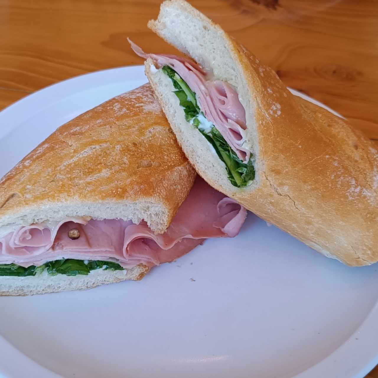 Sandwich de Mortadella, provolone, rúcula y mayonesa de albahaca 