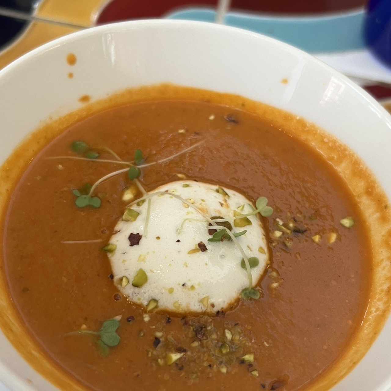 Crema de tomate con espuma de queso de cabra