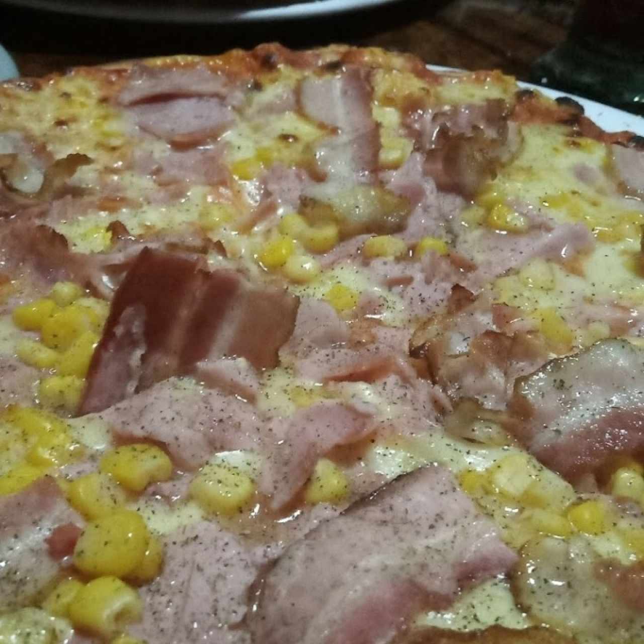 pizza de maíz y tocineta