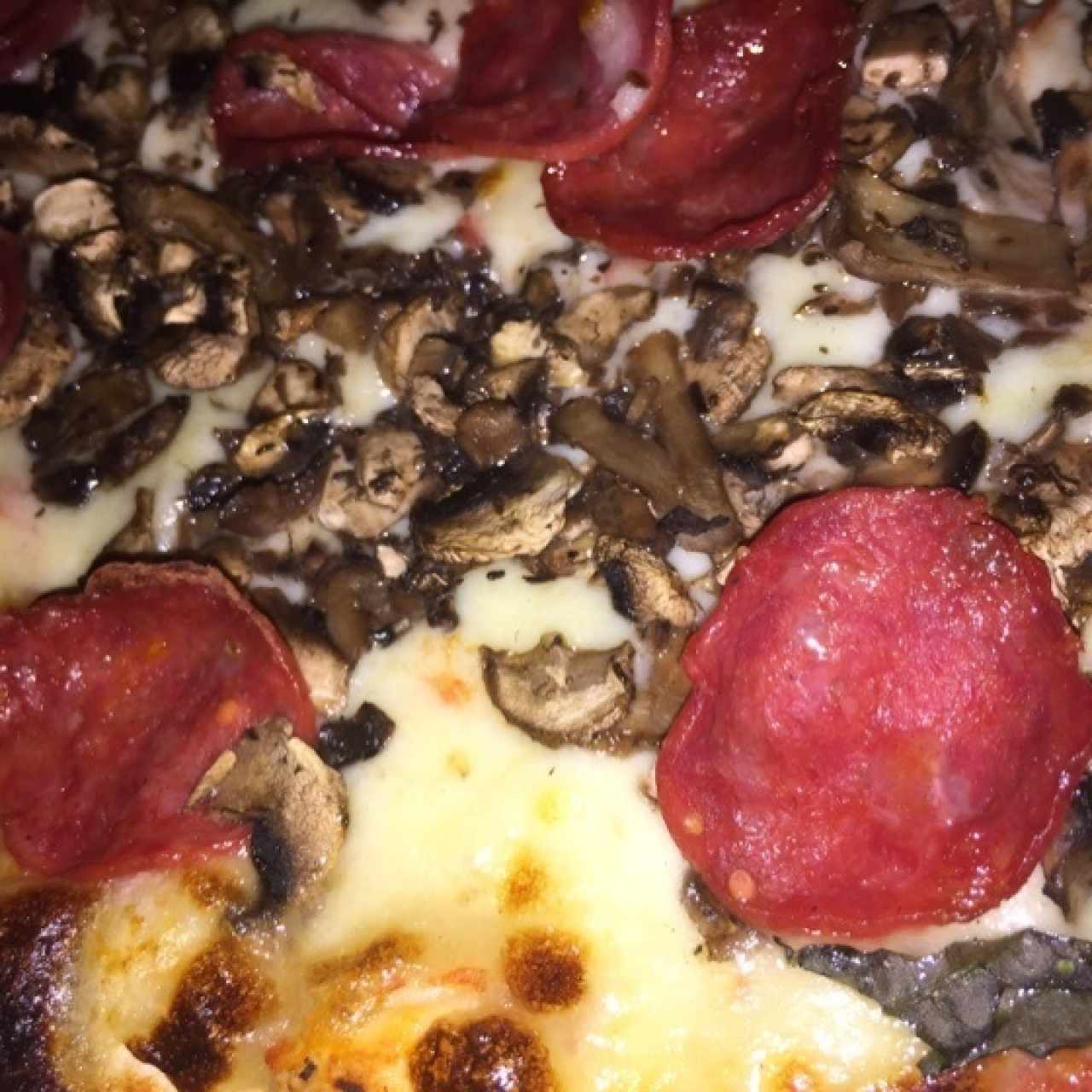 Pizza con peperoni picante