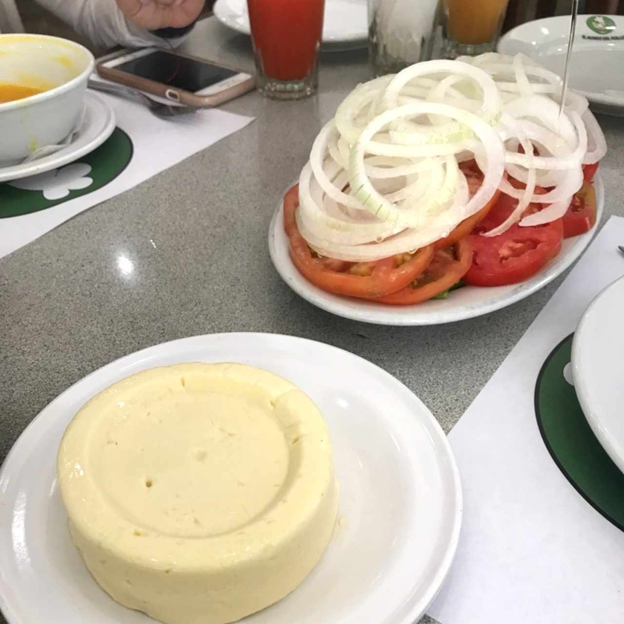 queso y ensalada de tomate y cebolla