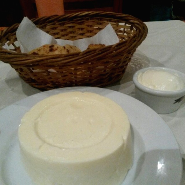 Ración de arepas, nata y queso.