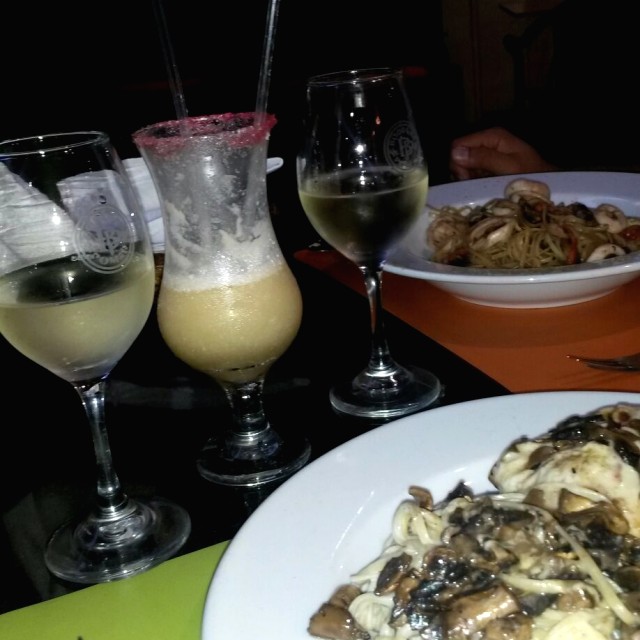 Linguini Maremonte, Cartocho de Pollo, vino blanco y piña colada