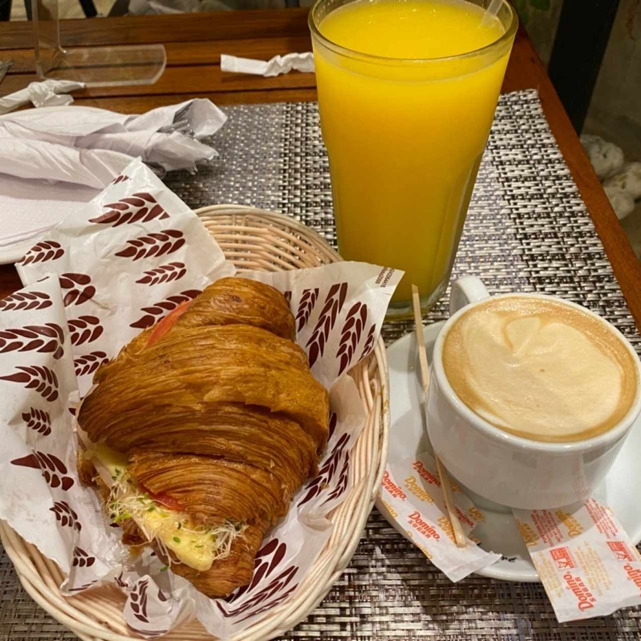 Croissant Especial con Jugo de Naranja con Cafe