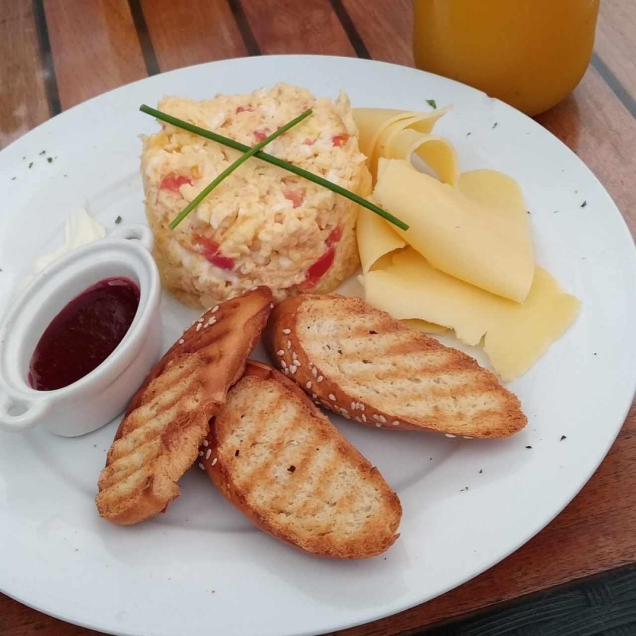 perico con tostadas de pan francés, queso amarillo, queso crema y mermelada de fresa