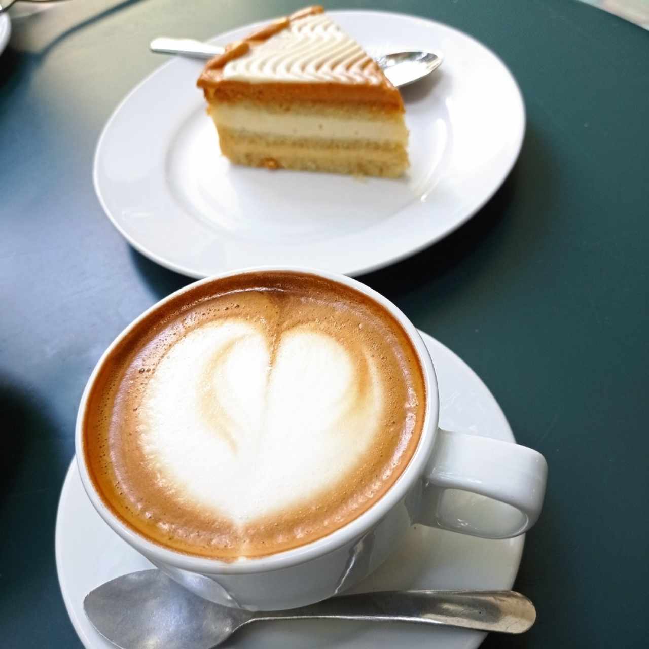 Café Marrón + Postre del día: Torta de dulce de leche y crema.