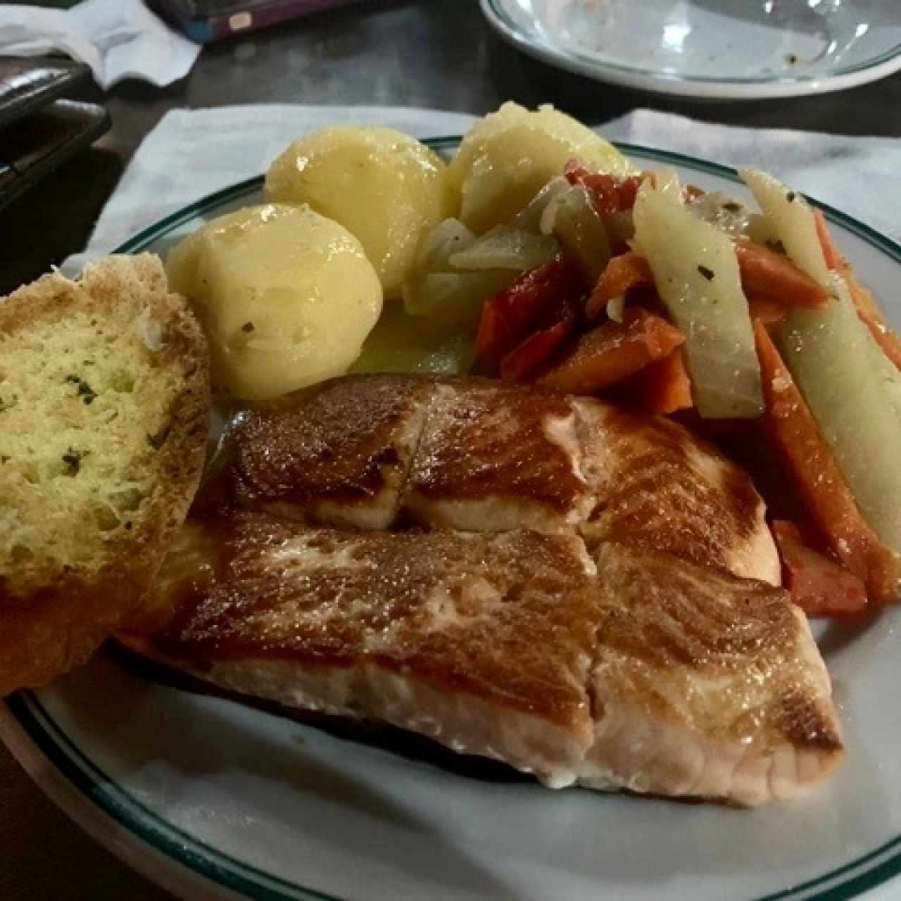 salmón con papas y vegetales. exquisito 