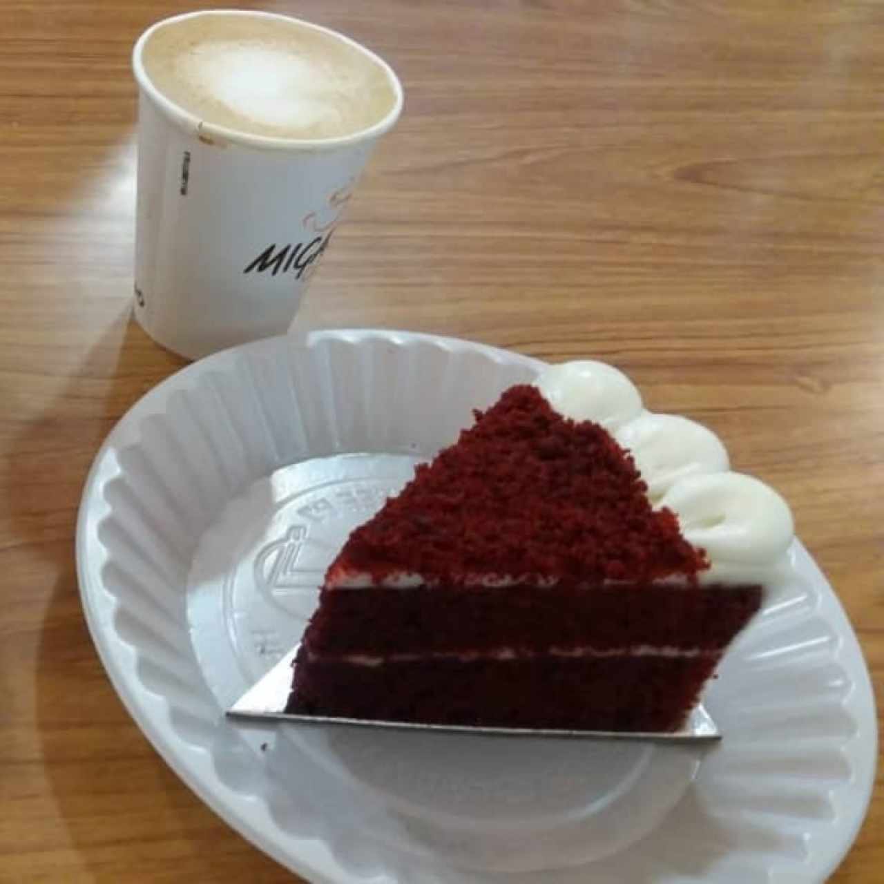 Red Velvet y café marrón