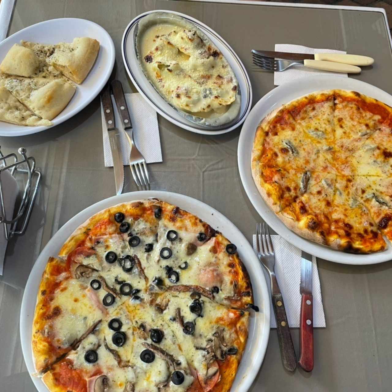 Focaccia, tortelonis de ricota y espinaca en salsa carbonara, pizza Il Boticcelo y pizza nápoli