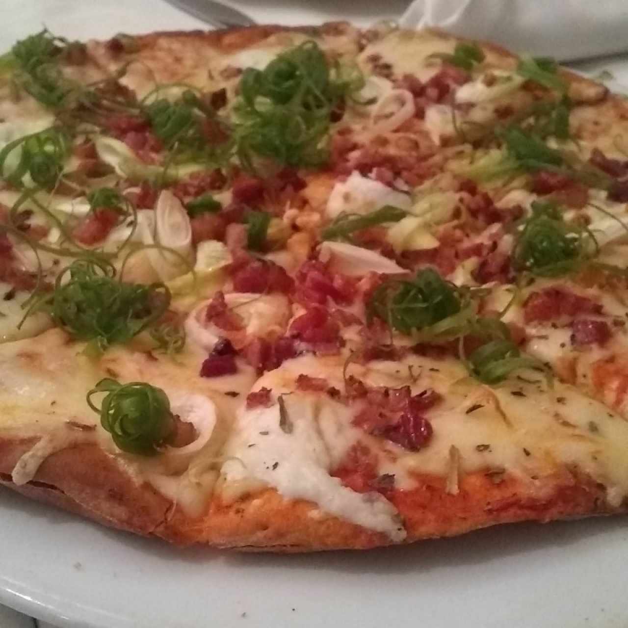 pizza de tocineta y cebollín