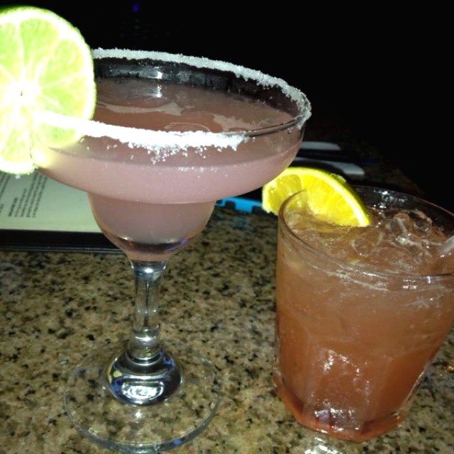 Tequila (izquierda), Bahama Mama (trago de la derecha, altamente recomendado)
