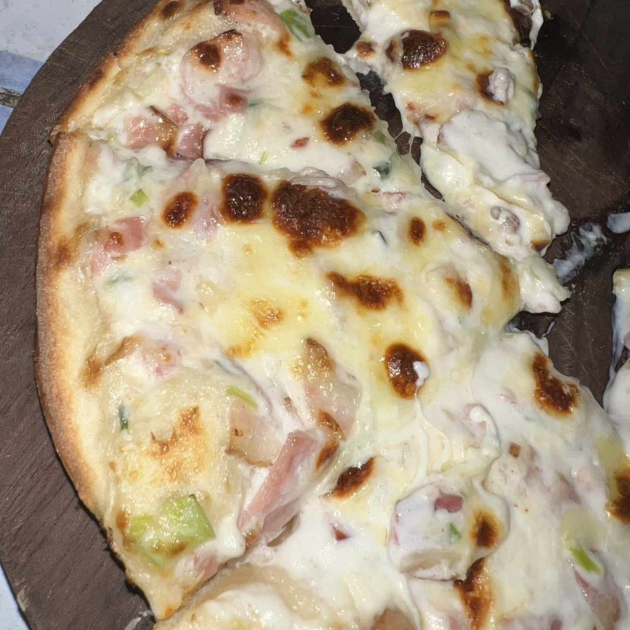 Pizza a la crema, ajoporro y tocineta