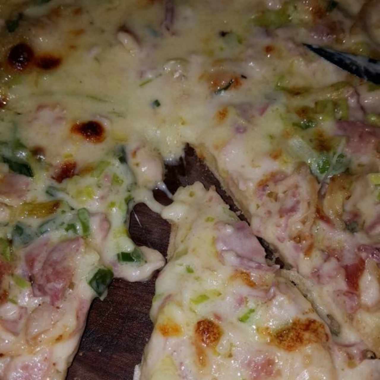 pizza en crema con ajoporro y tocineta