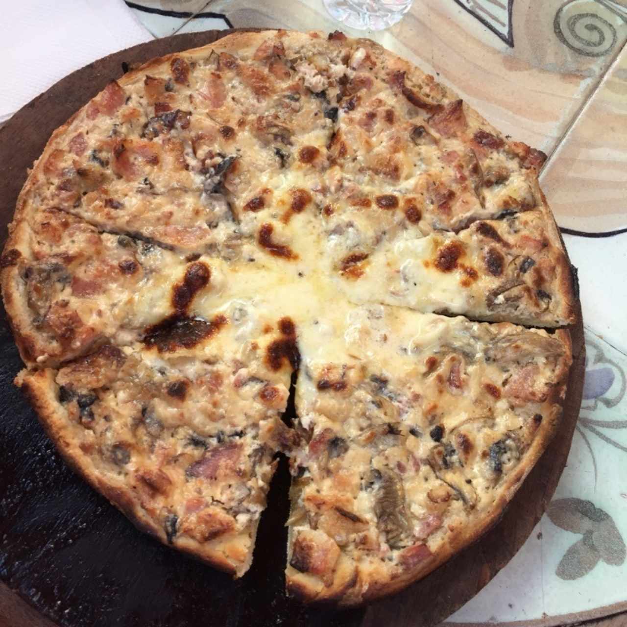 Pizza de Crema con Tocineta y Hongos