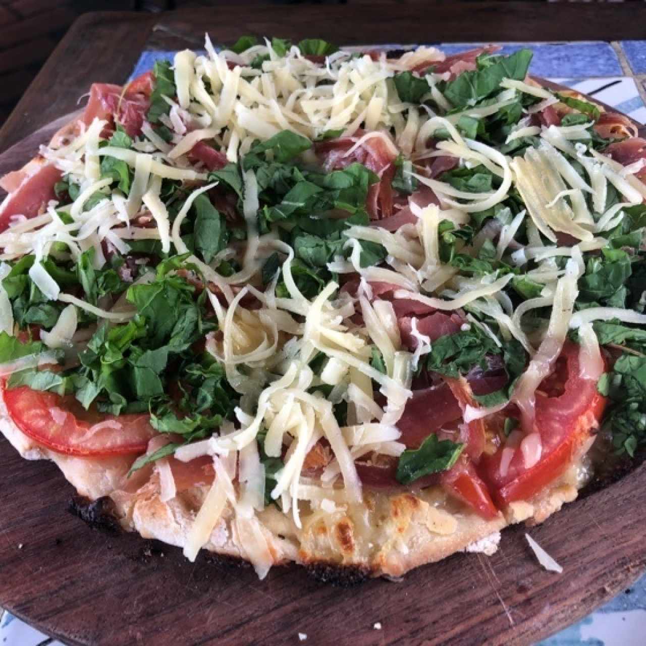 pizza de jamon serrano, tomate, queso y rucula  (buenisima)