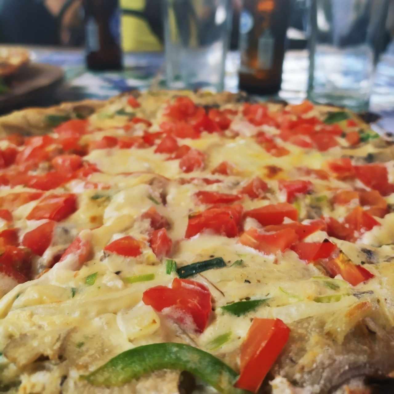 Pizza de crema - vegetariana + tomate picado